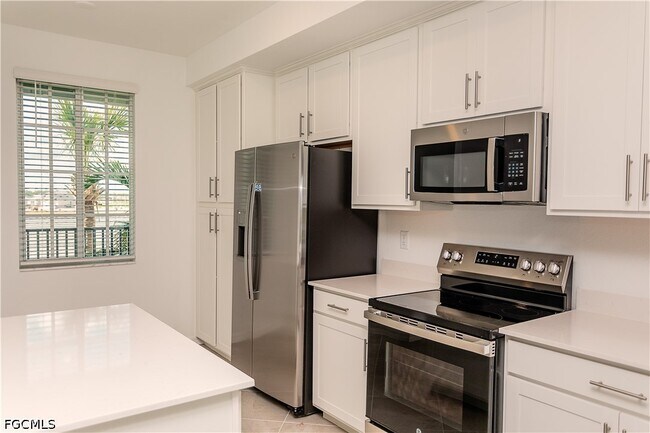 Building Photo - 15375 Grn Acrs Ave