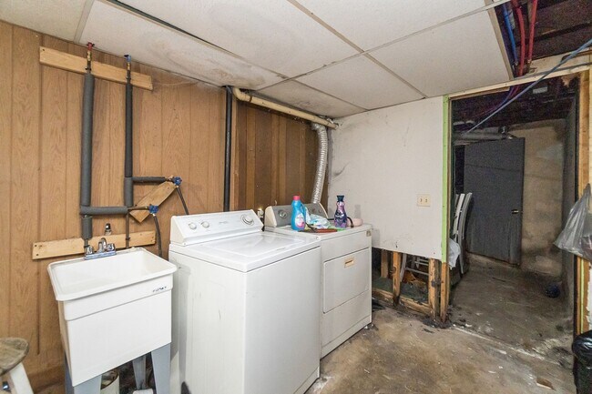 Building Photo - ? Spacious 3-Bedroom Home in Allentown – M...