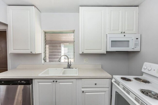 Building Photo - 4726 Abaca St