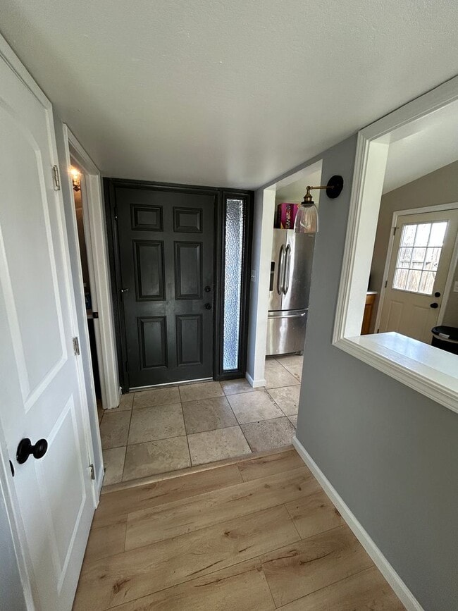 Building Photo - Updated in North Hanford