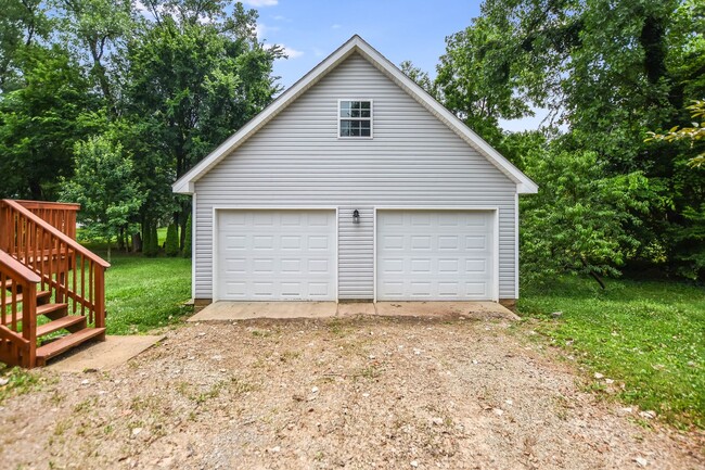 Building Photo - Pet Friendly Ranch with Detached Garage!