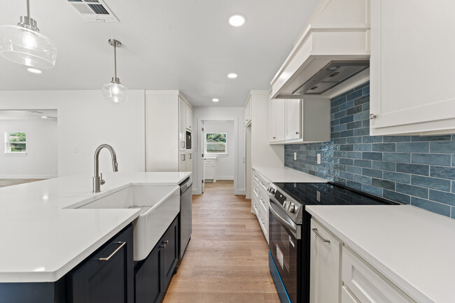 Building Photo - 2701 MacArthur Dr