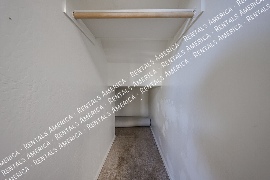 Building Photo - 44388 W Oster Dr