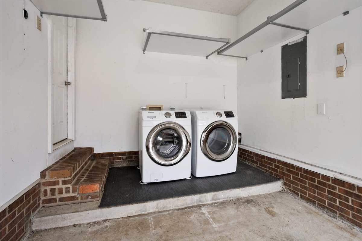 Building Photo - 2400 Calvert Dr