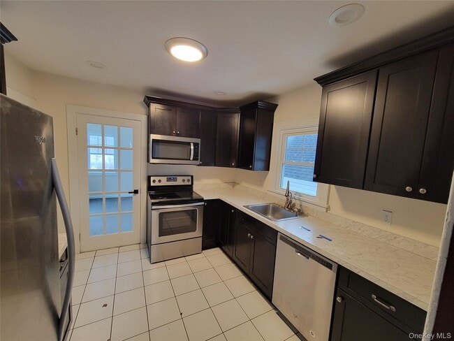 Building Photo - 712 NY-52