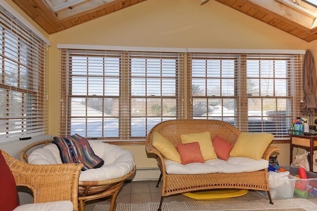 Building Photo - 39 Locust St