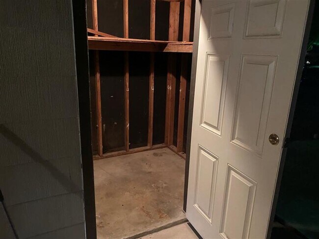 Building Photo - Cute 3/1 home with covered parking and large backyard