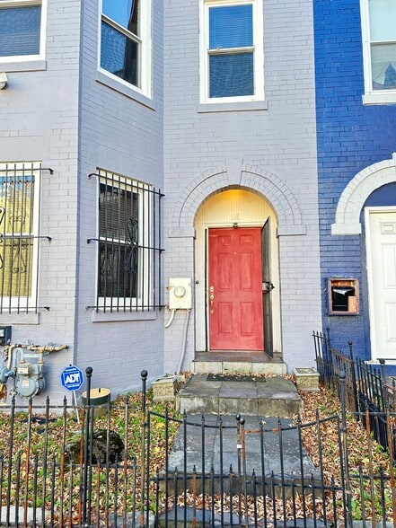 Front Entrance - 118 Bates St NW