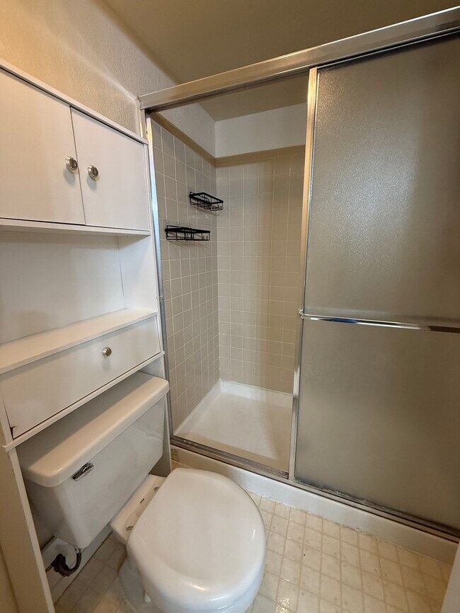 Building Photo - APARTMENT FOR RENT