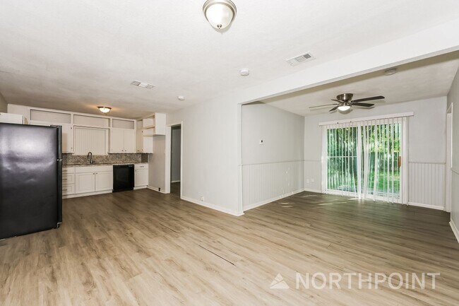 Building Photo - 3 BR/1BA | Newly Renovated Single Family Home |  Front and back yard| In Cleburne!