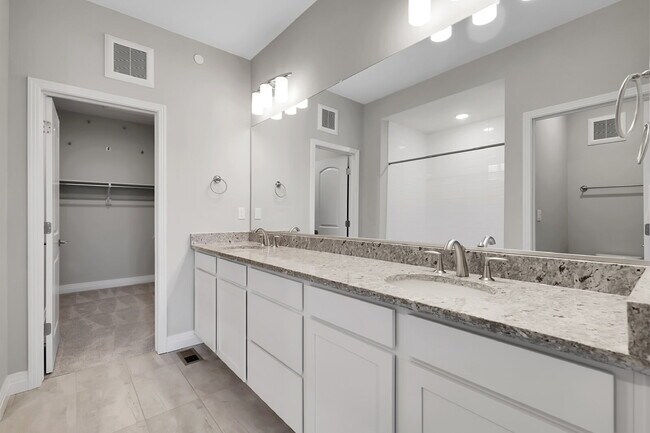 Building Photo - $2,775 - 3 Bed, 3 Bath Condo in Aurora wit...