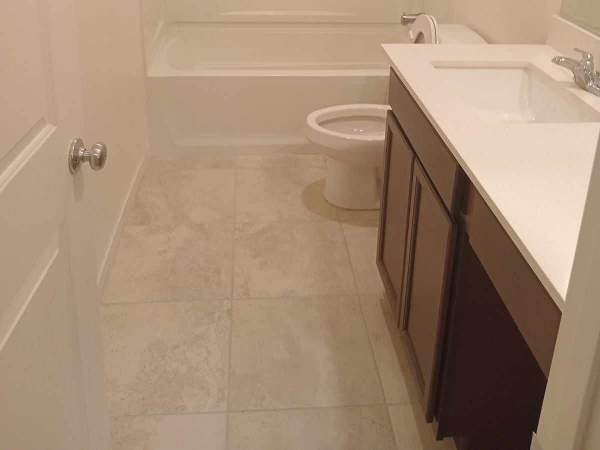 Shared Bathroom for Rooms A and B - 2986 Saltillo Ln