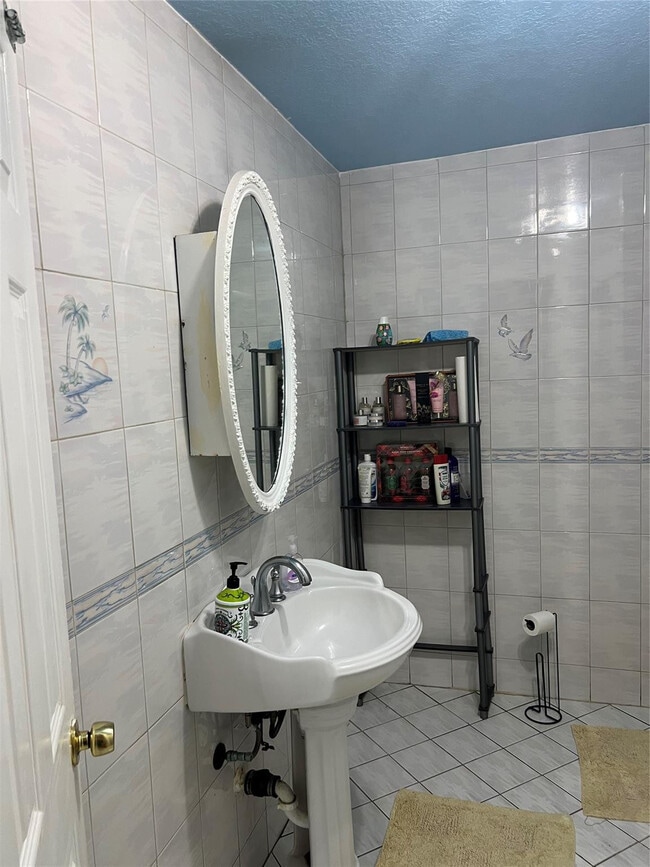 Building Photo - 1403 Broadmoor