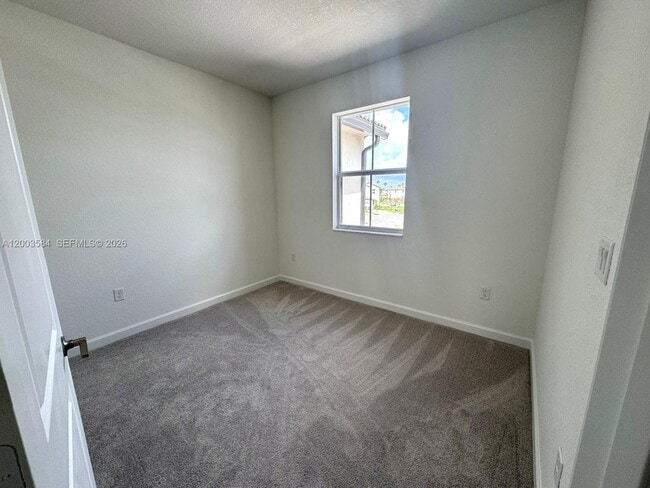 Building Photo - 2877 SE 24th Ct