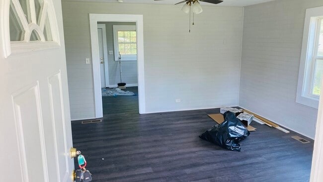 Building Photo - 8 Briarwood Ln