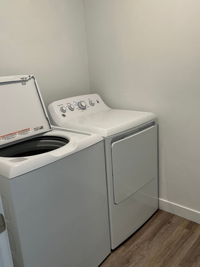 Building Photo - Beautiful Modern Townhome