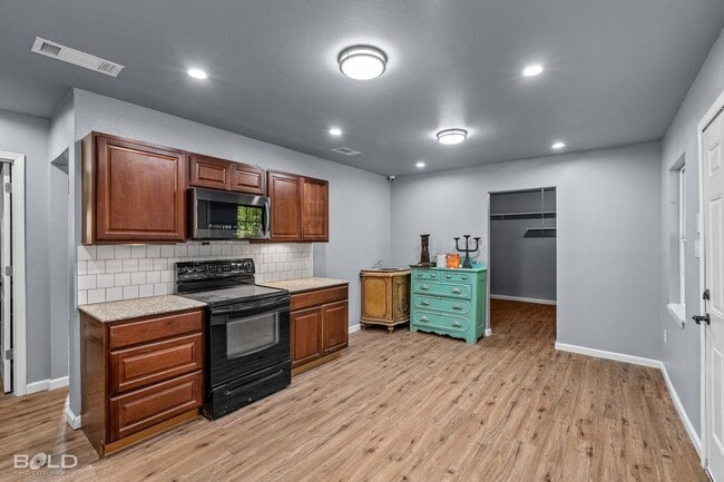 Building Photo - 9419 Normandie-