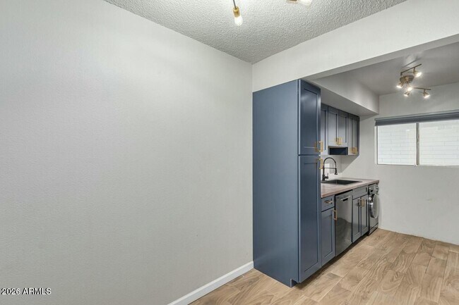 Building Photo - 721 E Montebello Ave