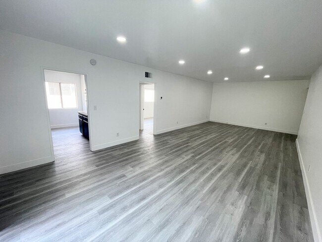 Building Photo - 1bd/1ba, Gorgeous, private unit with balcony, with parking in Sherman Oaks!