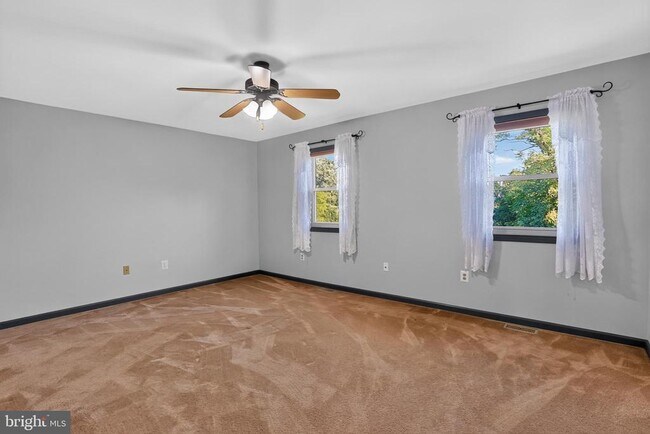 Building Photo - 562 Susan Dr