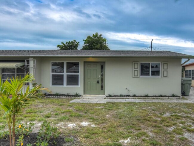 Building Photo - 423 SE Parkway Dr