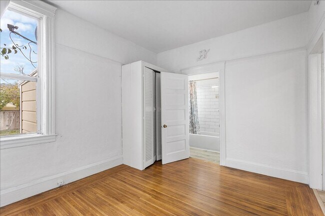 Building Photo - 3014 Encinal Ave