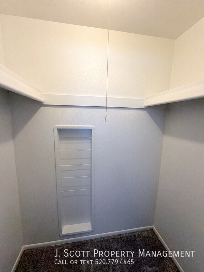 Building Photo - 3914 E Becker Ln