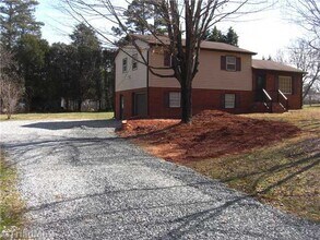 Building Photo - 3 Bed 1.5 Bath w/ 1 car Garage