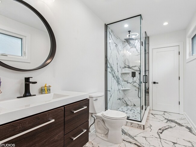 Building Photo - 1025 Dewey Ave