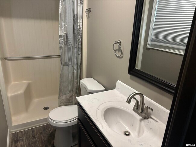 Building Photo - 6930 N Fox Point Dr