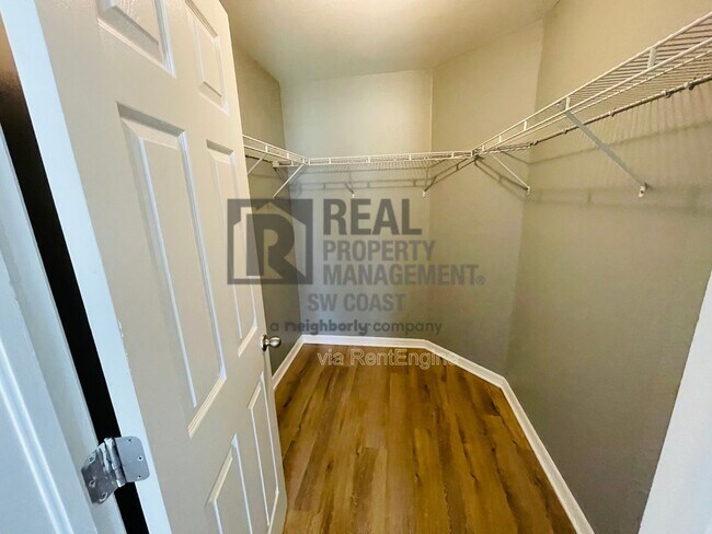 Building Photo - 443 Shadow Lakes Dr