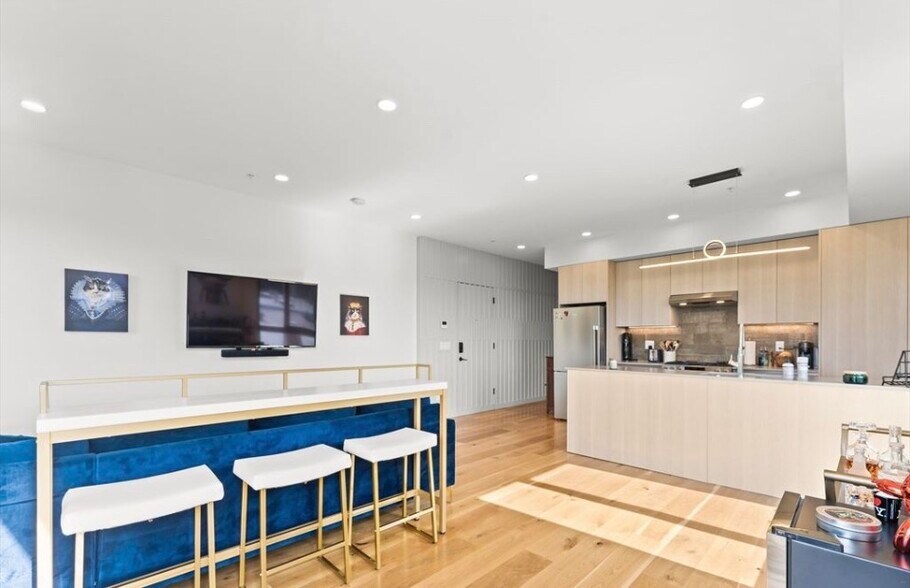 Building Photo - 191 Condor St