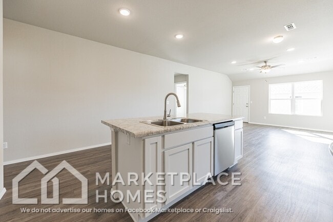 Building Photo - 981 E Starling St