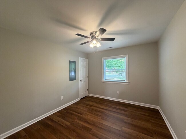 Building Photo - newly renovated 3-bedroom 1 bath