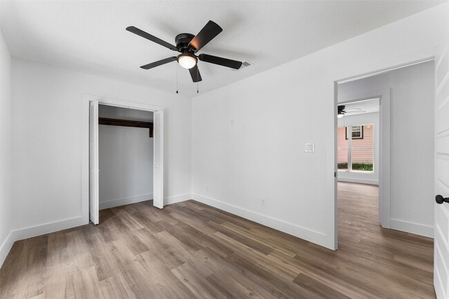 Building Photo - 2730 Gladstone Dr