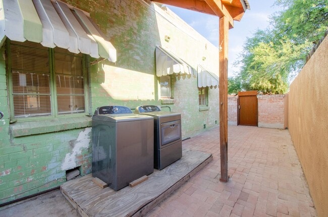 Building Photo - Iconic Sam Hughes Bungalow! Steps away from University of Arizona Main Campus!