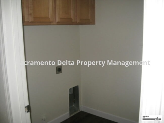 Building Photo - Spacious 3 Bed/2.5 Bath Home in a Great Lo...