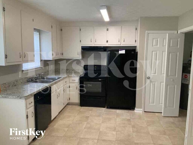 Building Photo - 990 Green Valley Dr NW