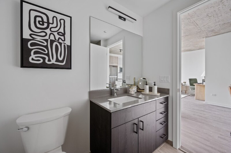 Building Photo - 454 W Chicago Ave