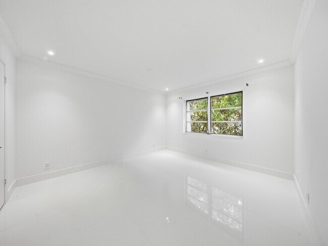 Building Photo - 3125 Oakland Shores Dr