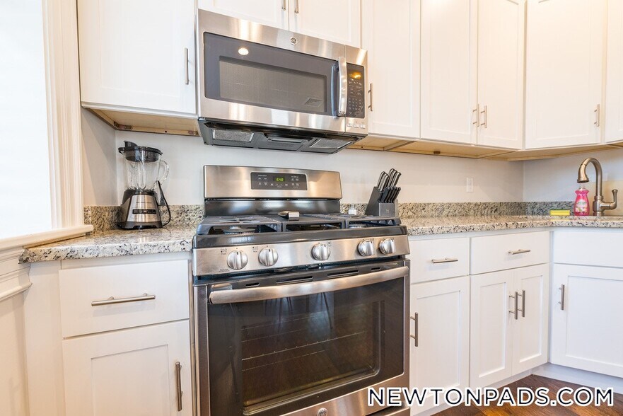 Building Photo - 2044 Beacon St