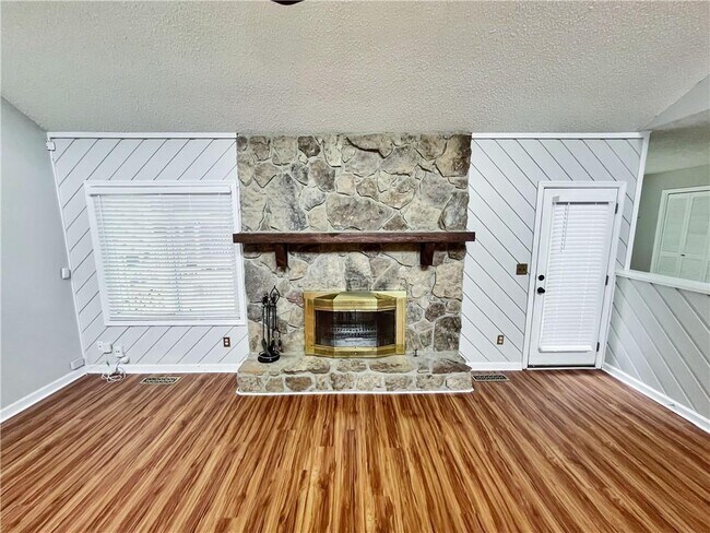 Building Photo - 2010 Shadow Bluff Ct NE