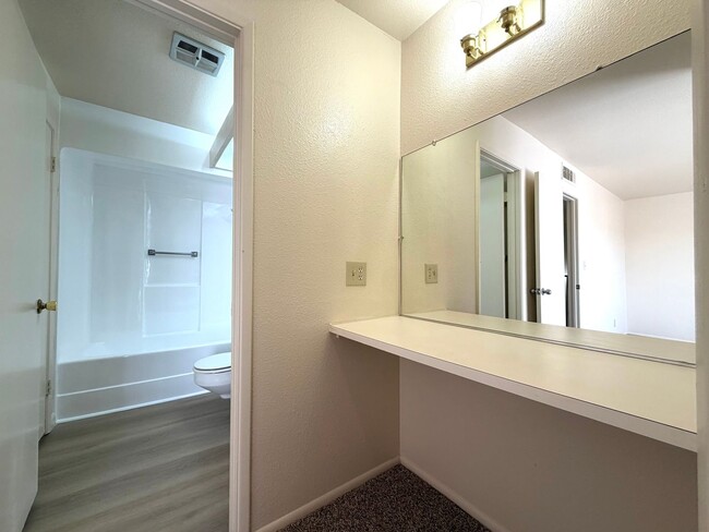 Building Photo - Glendale 3 Bed / 2 Bath Townhome | Two-Story Layout