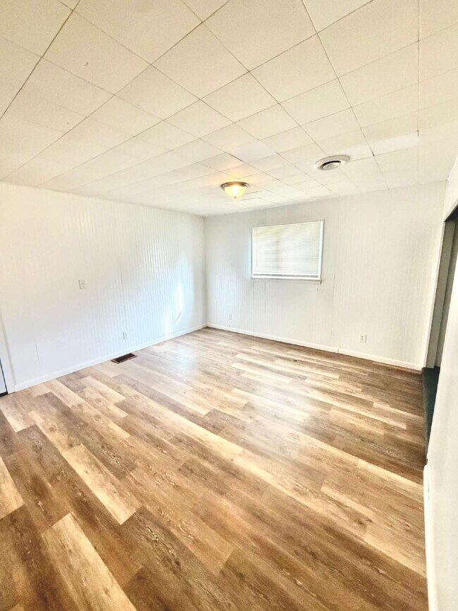Building Photo - 987 S Ballenger Hwy