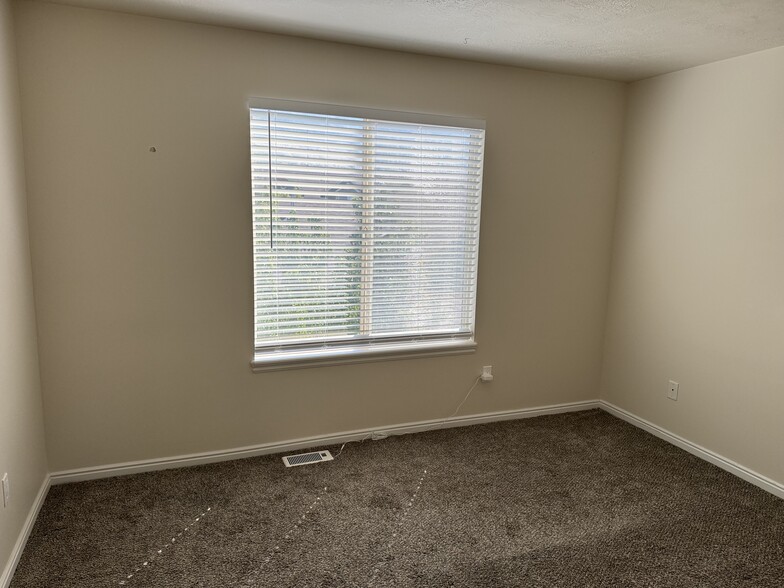 Building Photo - 908 N Shepard Creek Pky