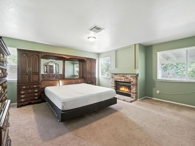 Building Photo - 44131 Sunmist Ct