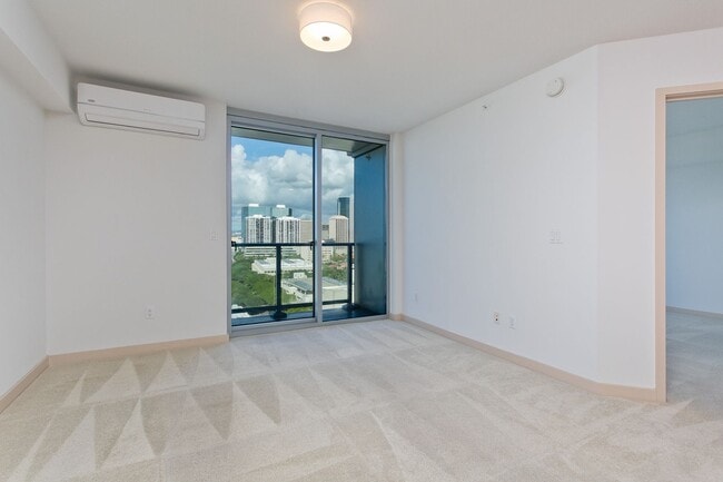 Building Photo - Available May 1st, One Bedroom One Bath Condo in Kakaako