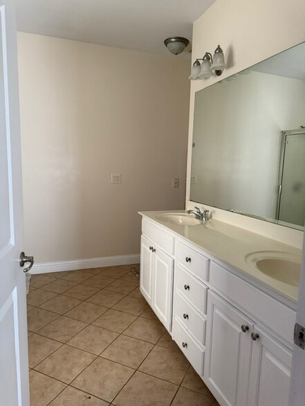 Building Photo - 557 Town Square Way