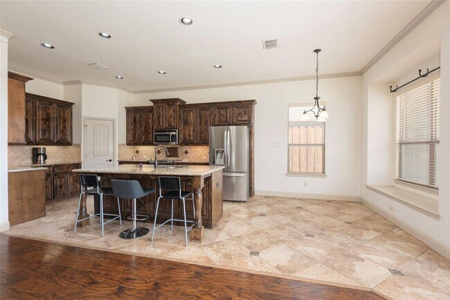 Building Photo - Oak Point Beauty