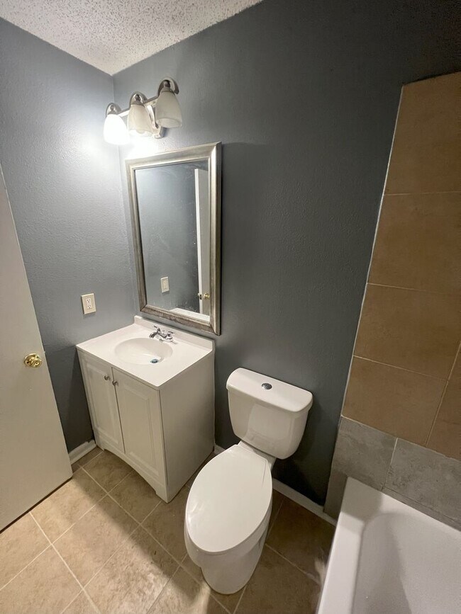 Building Photo - Move in Special!!!!!! Newly renovated 2 Be...